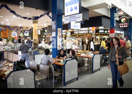 Restaurant de fruits de mer avec les gens de manger et manger du poisson en Nouvelle Galles du Sud Sydney Marché NSW Australie Banque D'Images