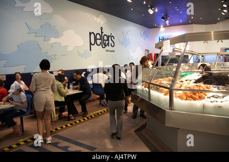 Peters, fruits de mer et poissons restaurant boutique avec des gens de manger et manger du poisson en Nouvelle Galles du Sud Sydney Marché NSW Australie Banque D'Images