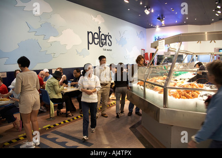 Peters, fruits de mer et poissons restaurant boutique avec des gens de manger et manger du poisson en Nouvelle Galles du Sud Sydney Marché NSW Australie Banque D'Images