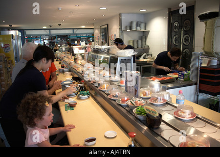 Sushi restaurant de fruits de mer avec les gens de manger et manger du poisson en Nouvelle Galles du Sud Sydney Marché NSW Australie Banque D'Images