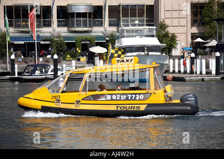 L'eau jaune taxi à Darling Harbour Sydney NSW Australie Nouvelle Galles du Sud Banque D'Images