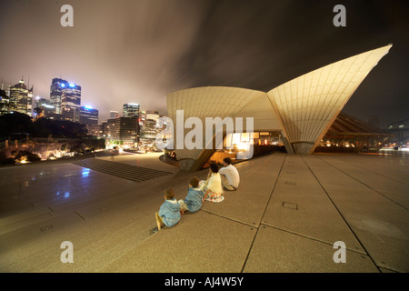 Opera House avec quatre personnes centre-ville Quartier des affaires bâtiments skyline at night en Nouvelle Galles du Sud Sydney NSW Australie Banque D'Images