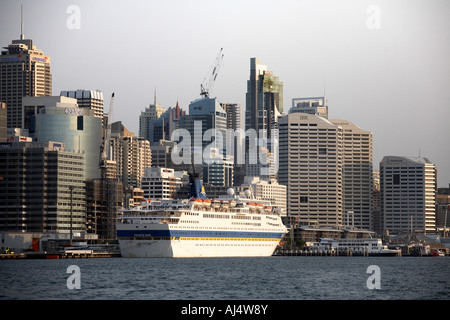 Paquebot de croisière Pacific Sun avec les bâtiments du quartier des affaires du centre-ville de Darling Harbour à Sydney, en Nouvelle Galles du Sud , Aus Banque D'Images