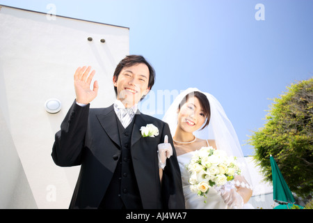 Bride and Groom looking at camera Banque D'Images