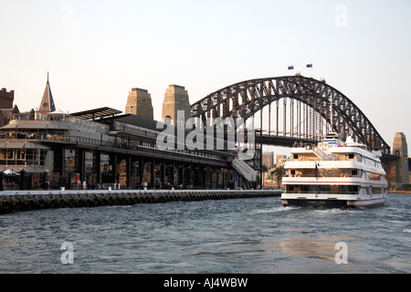 Le Harbour Bridge avec les passagers et le capitaine Cook et navires de croisière en Nouvelle Galles du Sud Sydney NSW Australie Banque D'Images