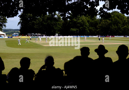 Spectateurs regarder jouer Sussex à Yorkshire Cricket sur le pittoresque terrain at Arundel Castle dans le West Sussex Banque D'Images