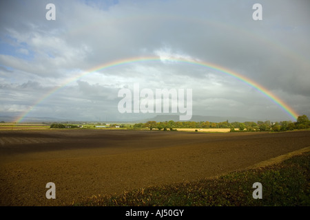 Stock photo d'un double arc-en-ciel sur champs irlandais tourné un jour de pluie dans le comté de Donegal en Irlande en octobre 2007 Banque D'Images