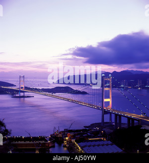Pont de Tsing Ma au coucher du soleil, heure de Hong Kong Banque D'Images