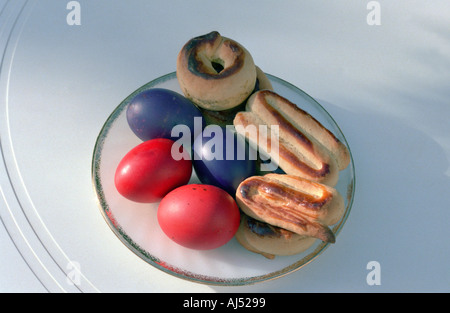 Oeufs teints traditionnels grecs et aromatisé aux amandes biscuits sucrés oeufs teints en rouge sont servis et consommés le dimanche de Pâques Banque D'Images