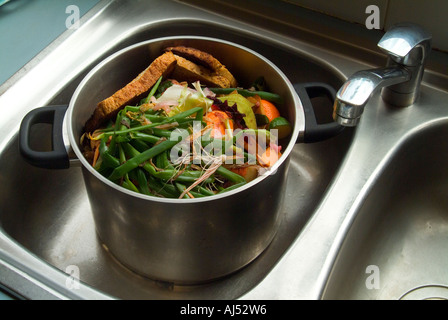 Mélange de déchets de cuisine dans une casserole pour le compostage, l'alimentation d'une ferme de vers ou l'alimentation des poulets Banque D'Images