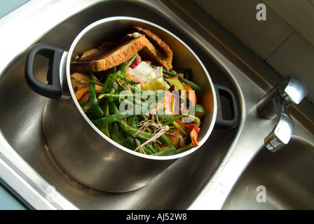 Mélange de déchets de cuisine dans une casserole pour le compostage, l'alimentation d'une ferme de vers ou l'alimentation des poulets Banque D'Images