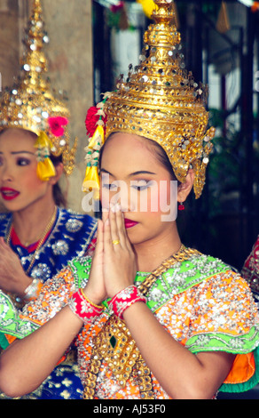 Les danseurs thaïlandais ethniques au sanctuaire d'Erawan à Bangkok en Thaïlande Banque D'Images