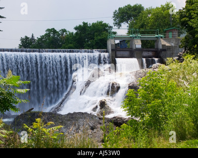 Barrage de la rivière et l'évacuateur Banque D'Images