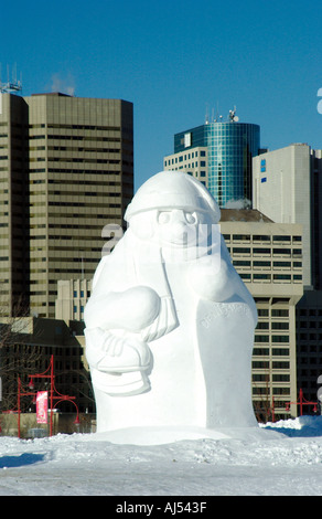 Sculpture de neige et le Winnipeg skyline de Portage et Main en hiver Banque D'Images