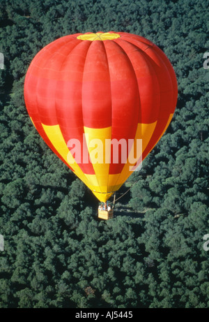 Hot Air Balloon flying over forest liberté Droit de voyage voyage voyage nature paysage Banque D'Images