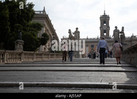 Les touristes à pied sur la cordonata conçu Michel-ange étapes étapes menant à la Campidoglio Rome Lazio Italie Banque D'Images