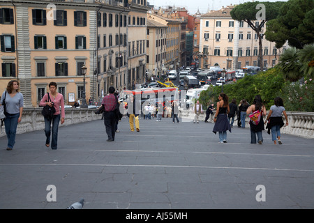 Les touristes à pied sur la cordonata Michelangelo étapes conçu pte menant au Capitole à la bas Banque D'Images