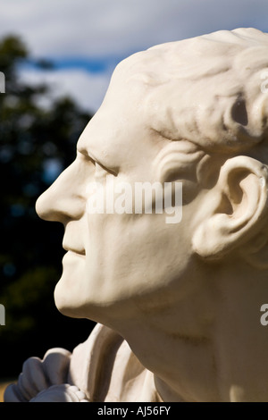 Buste sculpture romane dans les jardins de Burghley House, au Royaume-Uni. Banque D'Images