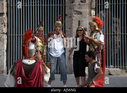 L'Imitation se tiennent à l'extérieur du Colisée gladiateurs et obtenir des photographies prises par les touristes Rome Lazio Italie Banque D'Images