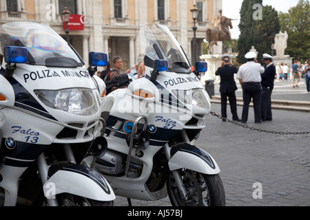 Stand de la police municipale de parler dans l'arrière-plan derrière deux motos de police dans le Campidoglio Rome Lazio Italie Banque D'Images