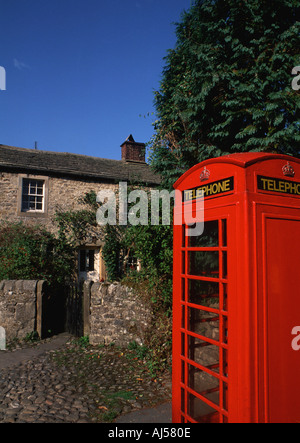 Cabine téléphonique rouge traditionnelle dans petite ville de Kirkly Malham, dans le Yorkshire, Angleterre District Banque D'Images