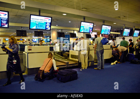 Les personnes en attente d'enregistrer leurs bagages et obtenir sa carte d'embarquement au comptoir de l'aéroport de Sydney, Australie. Banque D'Images