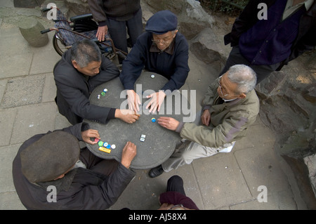 Les anciens chinois des gens assis et de cartes à jouer dans le parc Fuxing, Shanghai, Chine. Banque D'Images