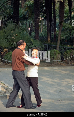 Un couple chinois, Fuxing Park dans la Concession française de Shanghai, Chine Banque D'Images