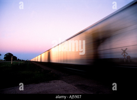 La vitesse d'un train de marchandises dans la campagne le long de la route US 30, Indiana USA Banque D'Images