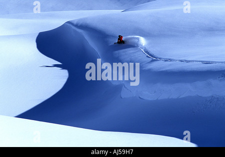 Il sculpte le snowboarder des femmes jusqu'à Tignes Alpes Banque D'Images