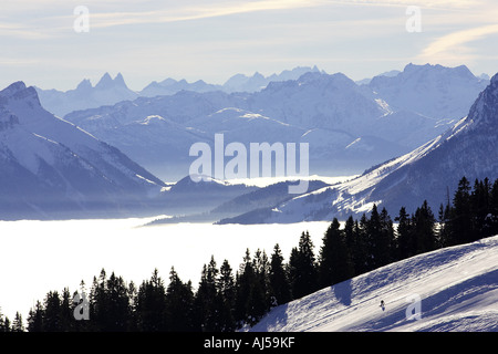 Snowboarder dans semnoz alpes Banque D'Images