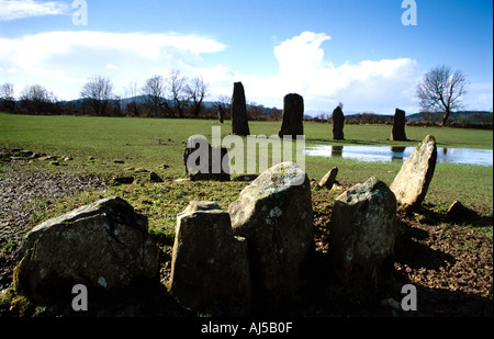 Le cercle de pierre Ballymeanoch Ballymeanoch avec les menhirs de l'alignement dans l'arrière-plan. Banque D'Images