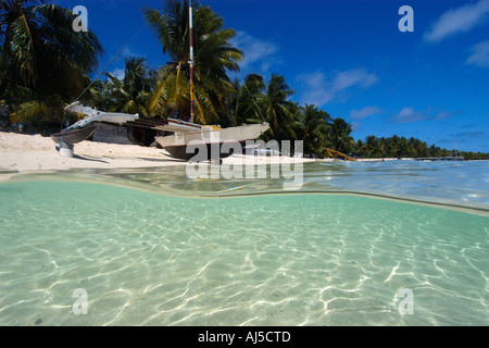 Pirogue traditionnelle sur l'atoll d'Ailuk Plage Pacifique Îles Marshall Banque D'Images