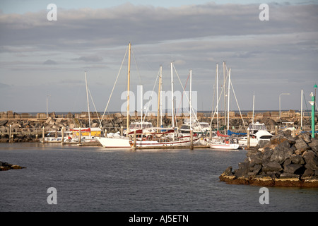 Yachts et bateaux à moteur dans la lumière du soir au coucher du soleil à Port Coffs Harbour, en Nouvelle Galles du sud , Australie Banque D'Images