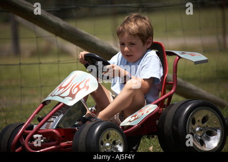 Jeune garçon enfant roulant Go Kart en plein air à Coffs Harbour, en Nouvelle Galles du sud , Australie CJWH Banque D'Images