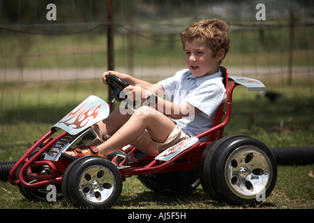 Jeune garçon enfant roulant Go Kart en plein air à Coffs Harbour, en Nouvelle Galles du sud , Australie NAOH Banque D'Images