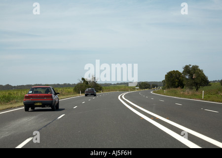 Les voitures sur l'autoroute Pacific Highway Road au nord de Coffs Harbour en Nouvelle Galles du sud , Australie Banque D'Images
