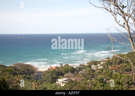 Maisons dans les arbres au-dessus de la mer à la plage de Wategos Byron Bay en Nouvelle Galles du sud , Australie Banque D'Images