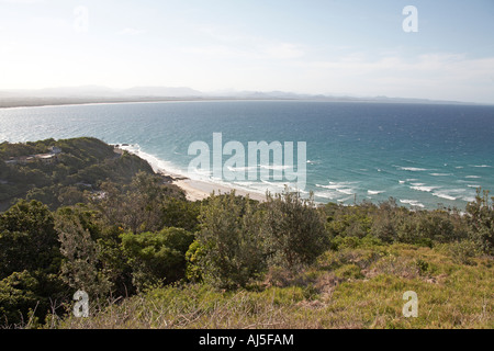 Les arbres au-dessus de la mer à la plage de Wategos Byron Bay en Nouvelle Galles du sud , Australie Banque D'Images