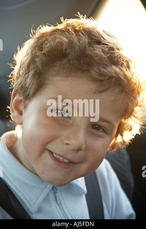 Jeune garçon enfant en voiture à Byron Bay NSW Australie Nouvelle Galles du Sud Banque D'Images