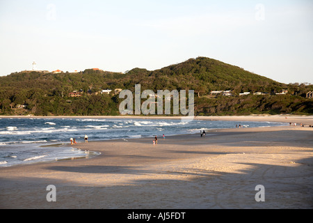 Les gens la nage et la marche sur la plage principale de Byron Bay en Nouvelle Galles du sud , Australie Banque D'Images