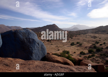 Des rochers près de Tafraoute Maroc peint en bleu par l'artiste belge Jean Veran en 1984 Banque D'Images