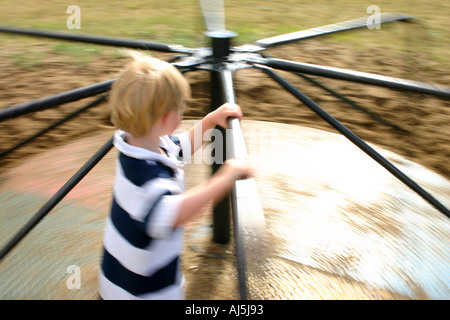 Boy on merry go round modèle flou publié Banque D'Images