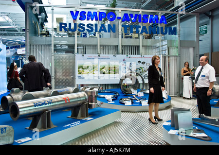 Paris, France, "Les hommes d'événements' à 'Paris Air Show' à 'à l'exposition d'armements russe' 'russe' en titane Banque D'Images