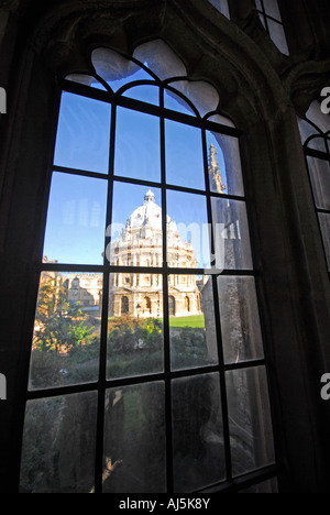 La caméra d'OXFORD Radclife vu à travers une fenêtre en verre tacheté dans l'église de l'Université de St Marie la Vierge Banque D'Images