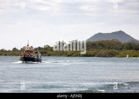 Ferry à Nelson Bay sur Myall, près de Hawks Nest avec Yacaaba Pointe Port Stephens Nouvelle Galles du sud , Australie Banque D'Images