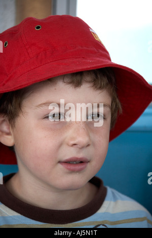 Jeune garçon enfant dans red hat de Nelson Bay, Port Stephens Nouvelle Galles du sud , Australie NAOH Banque D'Images