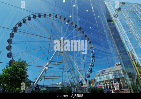 Birmingham centenary square grande roue reflète dans la fenêtre de la salle de concert symphonique Midlands de l'Angleterre UK GB EU Europe Banque D'Images