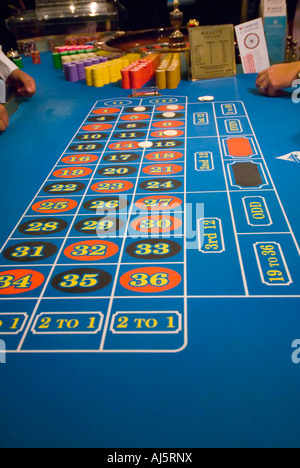 Table de craps jeu addictif jeu action toxicomanie casino Jeu de hasard croupier croupier mains jetons de jeu de jeu de hasard gam Banque D'Images