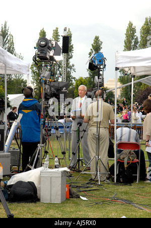 Jon Snow et des équipes de télévision au premier anniversaire de la bombe du 7 juillet à la Memorial à Regents Park Londres 2006 Banque D'Images